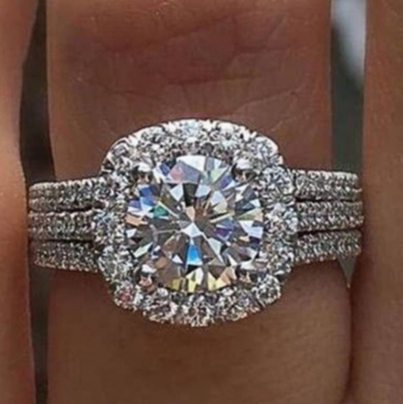 Luxurious Cubic Zirconia Ring various sizes by Lucio's - Picture 3 of 3